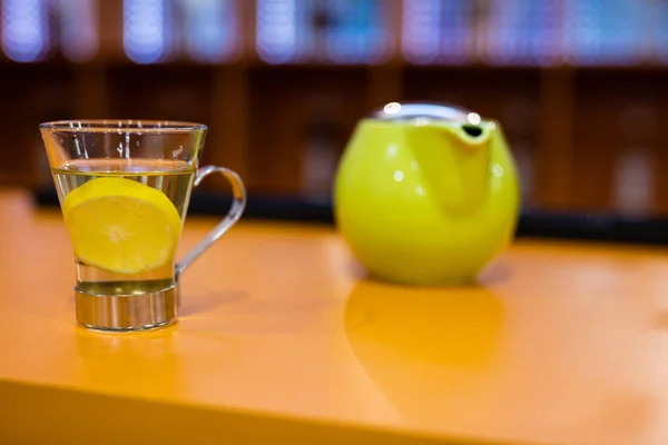 Taza de té en el bar —  Fotos de Stock