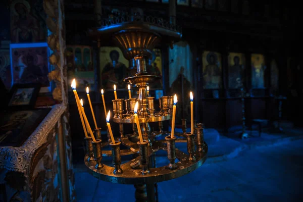 Свечи в церкви — стоковое фото