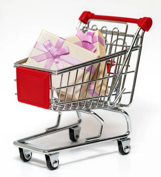 Carrito de compras y regalo — Foto de Stock