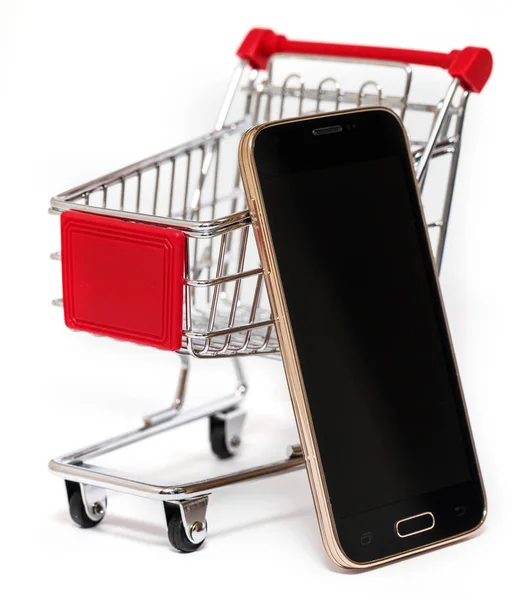 Carrinho de compras e telefone inteligente isolado — Fotografia de Stock