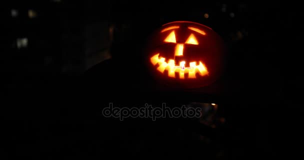 Cabeza de calabaza de Halloween a la luz de las velas — Vídeo de stock