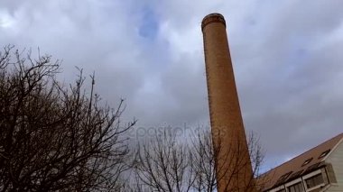 endüstriyel eski tuğla baca duman, mavi gökyüzü üzerinde olmadan