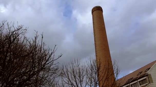青い空の上の煙のない産業の古いレンガの煙突 — ストック動画
