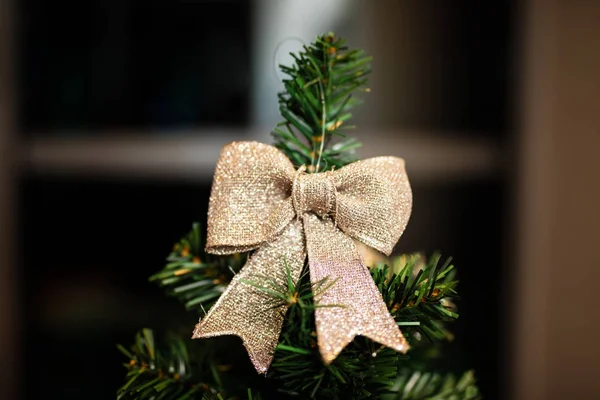 Julepynt på toppen af træet - Stock-foto