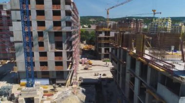 Şantiye kırmızı iskele ile bina. Bina cephe.