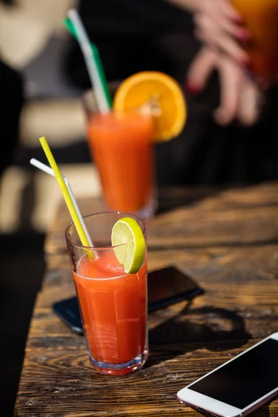 Alcohol orange daiquiri cocktail on beach bar — Stock Photo, Image