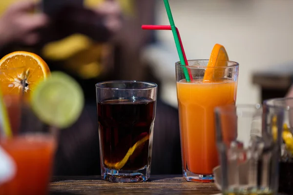 Alcohol orange daiquiri and cuba libre cocktail — Stock Photo, Image