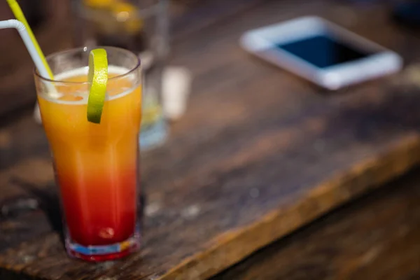Cocktail di daiquiri all'arancia alcolica al bar sulla spiaggia — Foto Stock