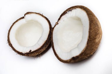 Kırık hindistan cevizi izole edilmiş.