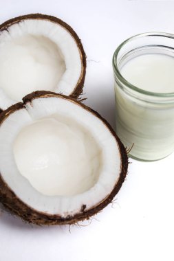 Kırık hindistan cevizi izole edilmiş.