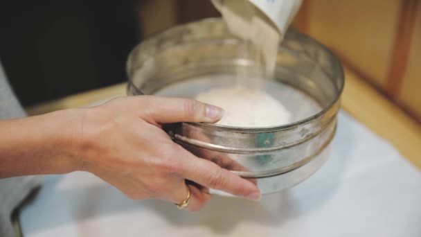 Baker Peneirando Farinha Trigo Preparando Massa Para Fazer Bolo — Vídeo de Stock