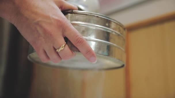 Бейкер Просіває Пшеничне Борошно Готує Тісто Приготування Торта — стокове відео