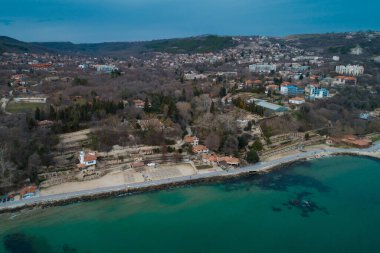 Bulgaristan 'ın Karadeniz kıyısındaki Balchik tatil beldesindeki Balchik Sarayı ve botanik bahçeleri. İHA 'dan hava görüntüsü.