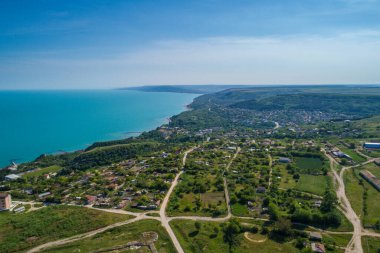 Bulgaristan 'ın Karadeniz kıyısındaki Balchik tatil beldesindeki Balchik Sarayı ve botanik bahçeleri. İHA 'dan hava görüntüsü.