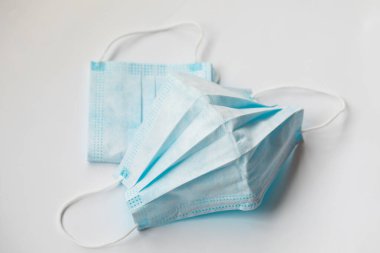 Coronavirus Covid-19 veya grip ve grip virüslerine karşı koruma maskesi. Beyaz arkaplanda izole.