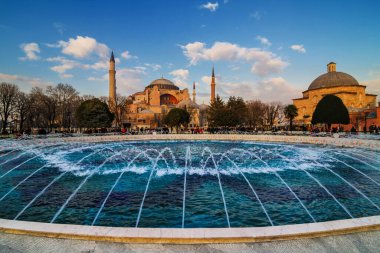 İstanbul / Türkiye - 5 Mart 2019: Ayasofya eski bir Rum Ortodoks Hıristiyan ataerkil katedrali, daha sonra bir Osmanlı imparatorluk camisi ve şimdi de bir müze. Türkiye seyahatinde ziyaret edilecek en ilginç yerlerden biri.