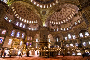İstanbul / Türkiye - 5 Mart 2019: Mavi Cami veya Sultan Ahmed Camii, İstanbul, Türkiye 'de bulunan tarihi bir camidir. Çalışan bir cami olmasının yanı sıra İstanbul 'un en ilginç simgelerinden biri..