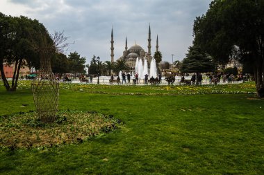 İstanbul / Türkiye - 5 Mart 2019: Mavi Cami veya Sultan Ahmed Camii, İstanbul, Türkiye 'de bulunan tarihi bir camidir. Çalışan bir cami olmasının yanı sıra İstanbul 'un en ilginç simgelerinden biri..