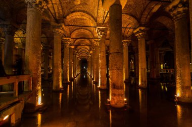 İstanbul / Türkiye - 5 Mart 2019: Bazilika Sarnıcı İstanbul 'daki en büyük antik yeraltı sarnıcıdır. Geçmişte su depolamak için kullanılan ve şimdi en popüler turistik yer.