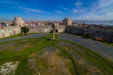 İstanbul / Türkiye - 5 Mart 2019: Yedikule Kalesi Türkiye ve İstanbul 'un en ilginç şehirlerinden biri. 1458 'de Osmanlı Sultanı' nın emriyle inşa edilen ve aslında zafer kapısı olan iki ikiz kuleli kule..