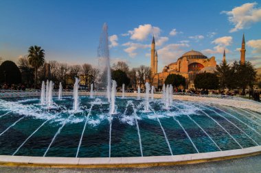 İstanbul / Türkiye - 5 Mart 2019: Ayasofya eski bir Rum Ortodoks Hıristiyan ataerkil katedrali, daha sonra bir Osmanlı imparatorluk camisi ve şimdi de bir müze. Türkiye seyahatinde ziyaret edilecek en ilginç yerlerden biri.