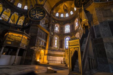 İstanbul / Türkiye - 5 Mart 2019: Ayasofya eski bir Rum Ortodoks Hıristiyan ataerkil katedrali, daha sonra bir Osmanlı imparatorluk camisi ve şimdi de bir müze. Türkiye seyahatinde ziyaret edilecek en ilginç yerlerden biri.
