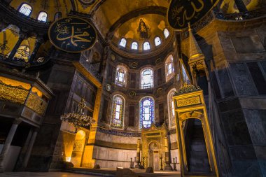 İstanbul / Türkiye - 5 Mart 2019: Ayasofya eski bir Rum Ortodoks Hıristiyan ataerkil katedrali, daha sonra bir Osmanlı imparatorluk camisi ve şimdi de bir müze. Türkiye seyahatinde ziyaret edilecek en ilginç yerlerden biri.