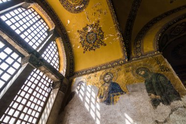 İstanbul / Türkiye - 5 Mart 2019: Ayasofya eski bir Rum Ortodoks Hıristiyan ataerkil katedrali, daha sonra bir Osmanlı imparatorluk camisi ve şimdi de bir müze. Türkiye seyahatinde ziyaret edilecek en ilginç yerlerden biri.