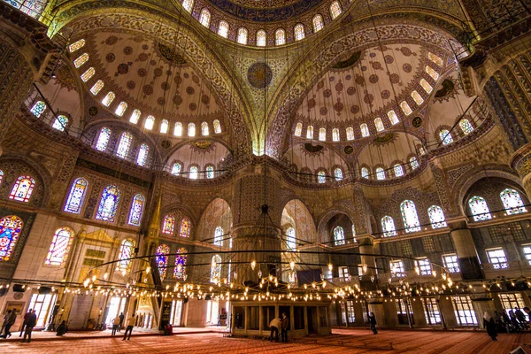 伊斯坦布尔 2019年3月5日 蓝色清真寺或苏丹艾哈迈德清真寺 Sultan Ahmed Mosque 是一座位于土耳其伊斯坦布尔的历史性清真寺 它仍然是一座正常运作的清真寺 同时也是伊斯坦布尔最有趣的地标之一 — 图库照片