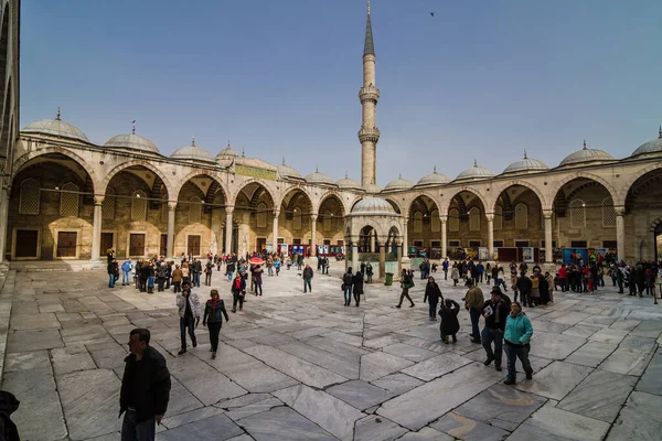 伊斯坦布尔 2019年3月5日 蓝色清真寺或苏丹艾哈迈德清真寺 Sultan Ahmed Mosque 是一座位于土耳其伊斯坦布尔的历史性清真寺 它仍然是一座正常运作的清真寺 同时也是伊斯坦布尔最有趣的地标之一 — 图库照片