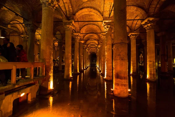 伊斯坦布尔 2019年3月5日 西塞恩大教堂 Basilica Cistern 是伊斯坦布尔最大的地下贮水池 过去是用来储存水的 现在是最受欢迎的旅游地标 — 图库照片