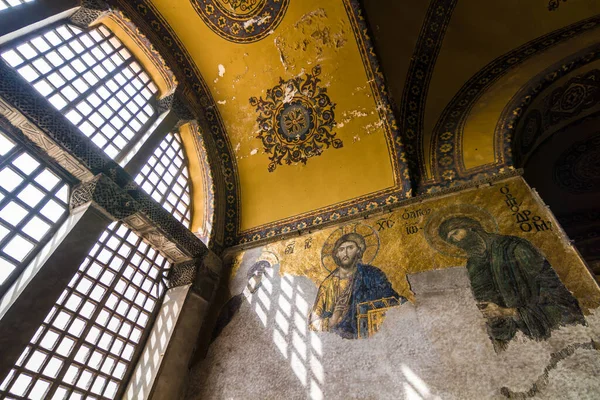 İstanbul / Türkiye - 5 Mart 2019: Ayasofya eski bir Rum Ortodoks Hıristiyan ataerkil katedrali, daha sonra bir Osmanlı imparatorluk camisi ve şimdi de bir müze. Türkiye seyahatinde ziyaret edilecek en ilginç yerlerden biri.