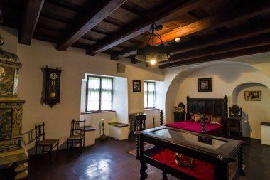 Bran / Romanya - 10 Mayıs 2019: Bran 'da Kont Vlad Drakula' nın Ortaçağ Kalesi. Drakula 'nın kalesi, Brasov, Transilvanya. Ziyaret edilen yerlerin çoğu.