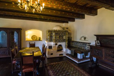 Bran / Romanya - 10 Mayıs 2019: Bran 'da Kont Vlad Drakula' nın Ortaçağ Kalesi. Drakula 'nın kalesi, Brasov, Transilvanya. Ziyaret edilen yerlerin çoğu.