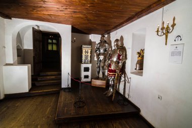 Bran / Romanya - 10 Mayıs 2019: Bran 'da Kont Vlad Drakula' nın Ortaçağ Kalesi. Drakula 'nın kalesi, Brasov, Transilvanya. Ziyaret edilen yerlerin çoğu.