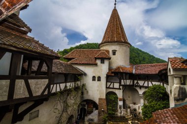 Bran / Romanya - 10 Mayıs 2019: Bran 'da Kont Vlad Drakula' nın Ortaçağ Kalesi. Drakula 'nın kalesi, Brasov, Transilvanya. Ziyaret edilen yerlerin çoğu.