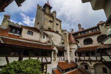 Bran / Romanya - 10 Mayıs 2019: Bran 'da Kont Vlad Drakula' nın Ortaçağ Kalesi. Drakula 'nın kalesi, Brasov, Transilvanya. Ziyaret edilen yerlerin çoğu.