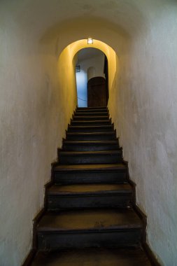 Bran / Romanya - 10 Mayıs 2019: Bran 'da Kont Vlad Drakula' nın Ortaçağ Kalesi. Drakula 'nın kalesi, Brasov, Transilvanya. Ziyaret edilen yerlerin çoğu.