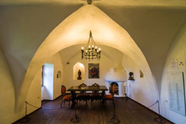 Bran / Romanya - 10 Mayıs 2019: Bran 'da Kont Vlad Drakula' nın Ortaçağ Kalesi. Drakula 'nın kalesi, Brasov, Transilvanya. Ziyaret edilen yerlerin çoğu.
