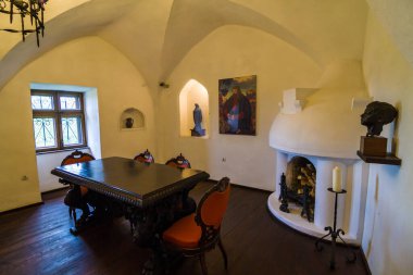 Bran / Romanya - 10 Mayıs 2019: Bran 'da Kont Vlad Drakula' nın Ortaçağ Kalesi. Drakula 'nın kalesi, Brasov, Transilvanya. Ziyaret edilen yerlerin çoğu.