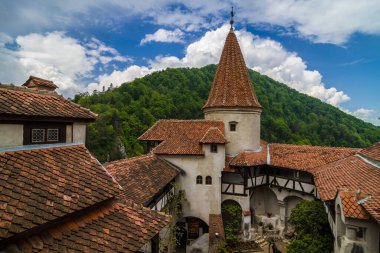 Bran / Romanya - 10 Mayıs 2019: Bran 'da Kont Vlad Drakula' nın Ortaçağ Kalesi. Drakula 'nın kalesi, Brasov, Transilvanya. Ziyaret edilen yerlerin çoğu.