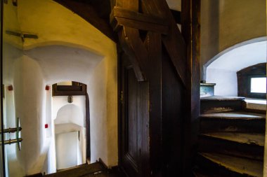 Bran / Romanya - 10 Mayıs 2019: Bran 'da Kont Vlad Drakula' nın Ortaçağ Kalesi. Drakula 'nın kalesi, Brasov, Transilvanya. Ziyaret edilen yerlerin çoğu.