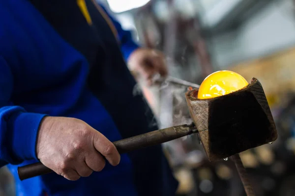 Glasblåsare Som Bildar Vacker Glasbit Glasvrår Brinner Och Blåser Ett — Stockfoto