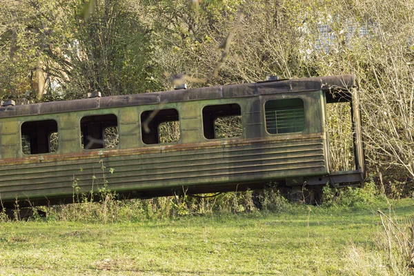 Trenes abandonados en el prado — Foto de Stock
