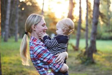 Mutlu bir aile. Genç anne bebeğini silah ve st holding