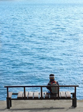 şirin bebek çocuk açık havada sahilde manzarasına sahip bir bankta
