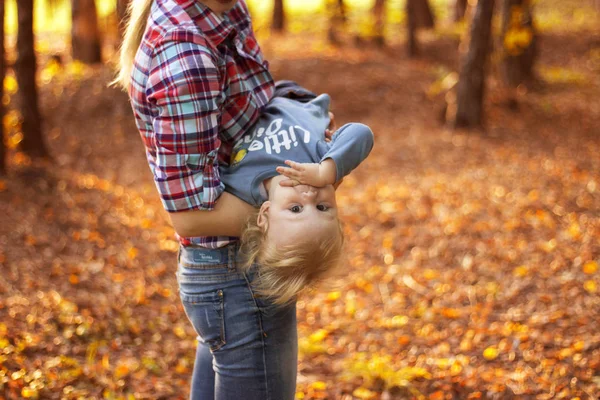 Una familia feliz. Joven madre sosteniendo a su bebé en sus brazos, el b — Foto de Stock
