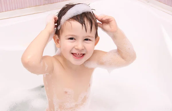 बालों पर साबुन सूड के साथ प्यारा बच्चा स्नान कर रहा है। क्लोजअप — स्टॉक फ़ोटो, इमेज