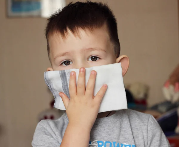 Hälso-och medicin konceptet-lille pojken är sjuk med influensa. T — Stockfoto