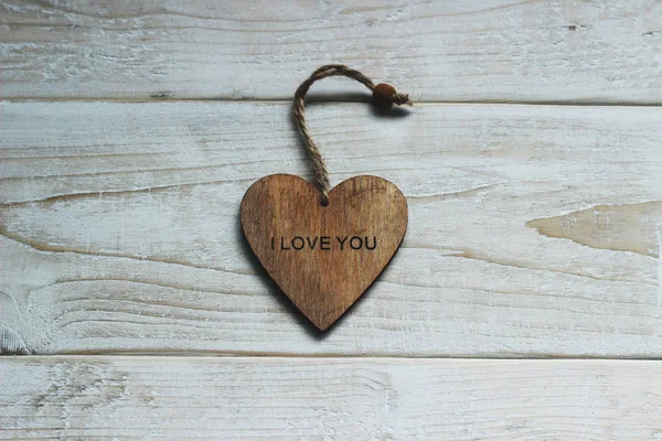 Beyaz bir arka plan üzerinde kelime aşk ile ahşap kalp — Stok fotoğraf